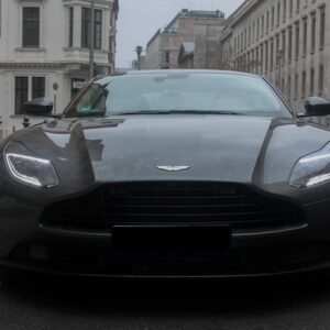 frontansicht vom Aston Martin DB11 in Berlin