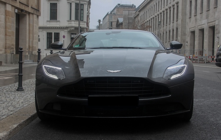 frontansicht vom Aston Martin DB11 in Berlin