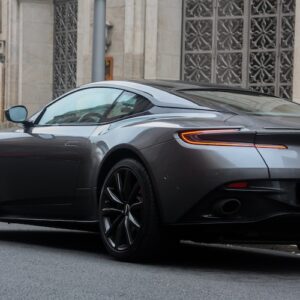 Seitenansicht vom Aston Martin DB11 in Berlin