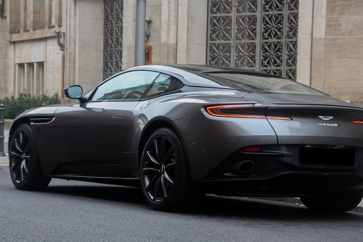 Seitenansicht vom Aston Martin DB11 in Berlin