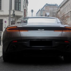 Heckansicht vom Aston Martin DB11 in Berlin