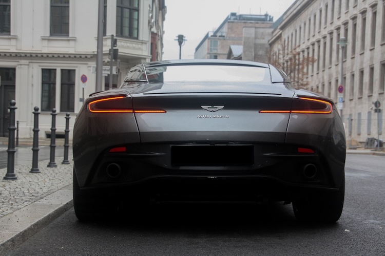 Heckansicht vom Aston Martin DB11 in Berlin