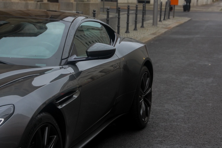 Seitenansicht vom Aston Martin DB11 in Berlin