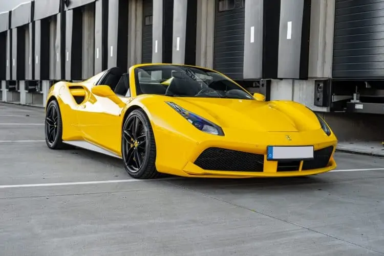 Ferrari 488 Frontaufnahme auf der Straße