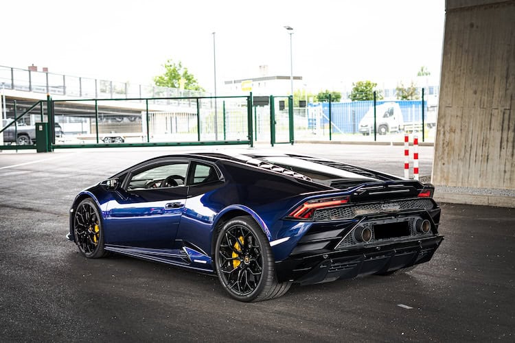 Seitenansicht hinten vom Lamborghini Huracan EVO in München