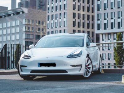 Tesla Model 3 Performance mieten in Frankfurt