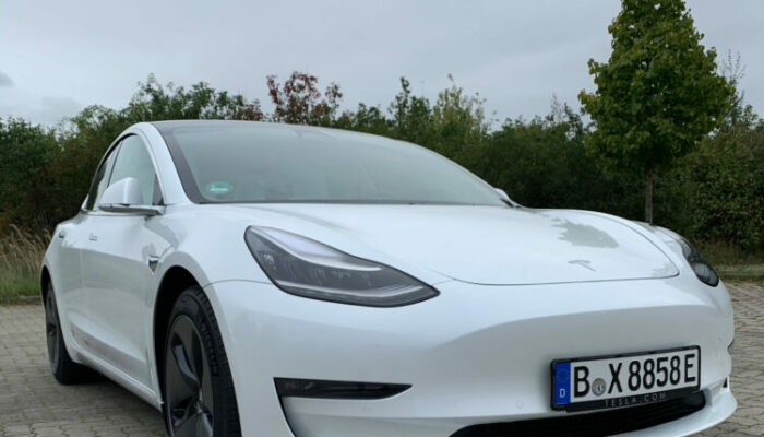 Tesla Model 3 Long Range mieten in Berlin