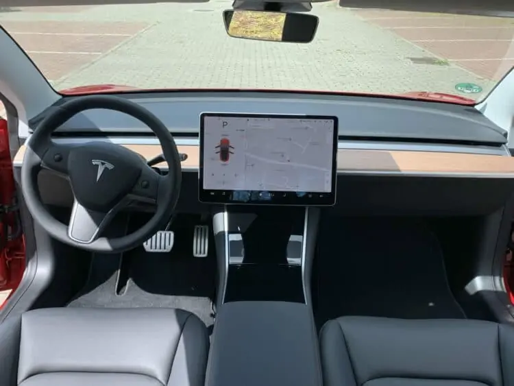 Tesla Model 3 Performance mieten in Berlin