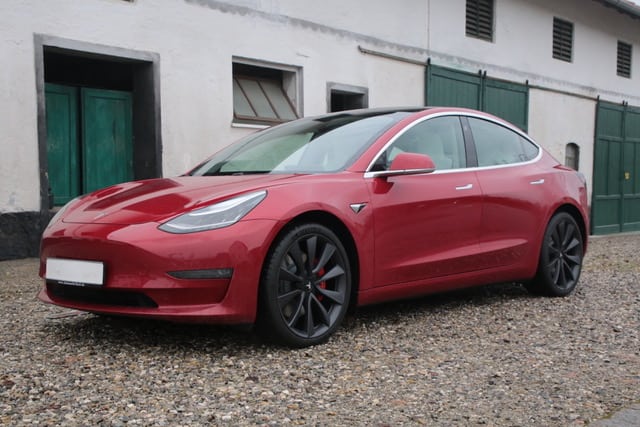 tesla-model-3-performance-mieten-in-augsburg