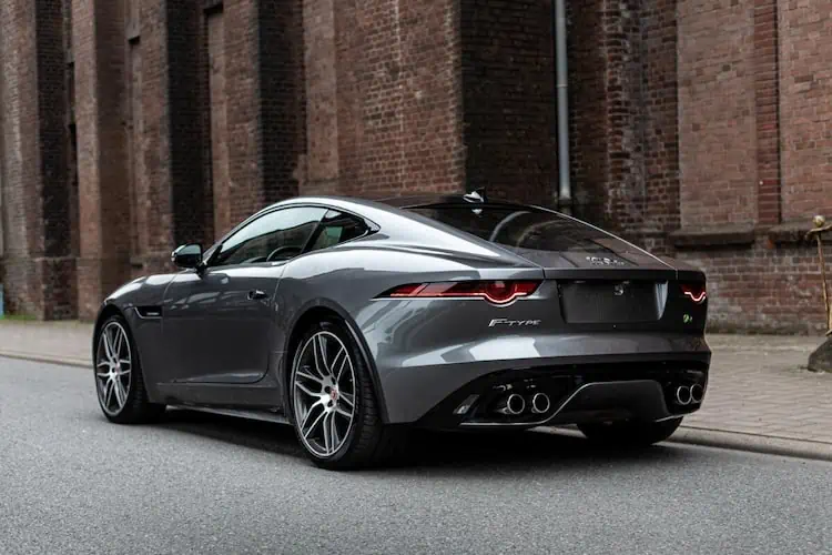 Heckansicht seitlich vom Jaguar F-Type R in Dortmund