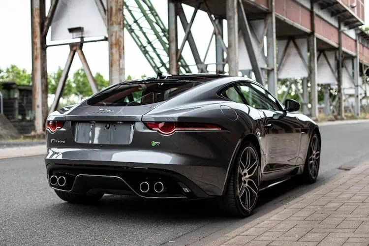 Seitenansicht hinten vom Jaguar F-Type R in Dortmund