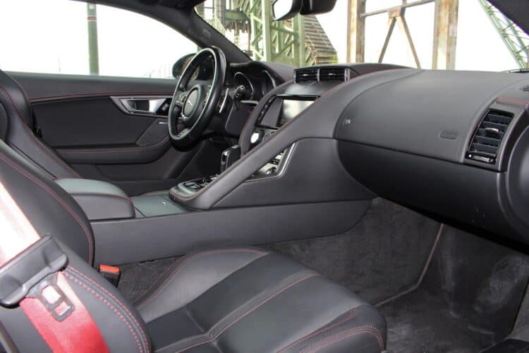 Jaguar F-Type R AWD mieten in Dortmund