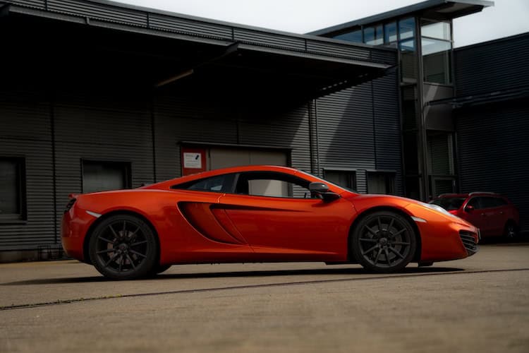 Seitenansicht vom McLaren MP4-12C in Magdeburg