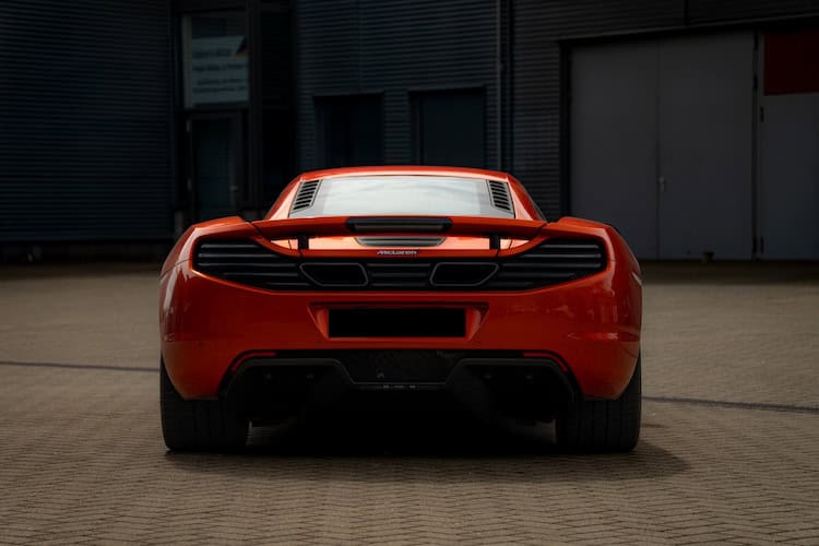 Heckansicht vom McLaren MP4-12C in Magdeburg
