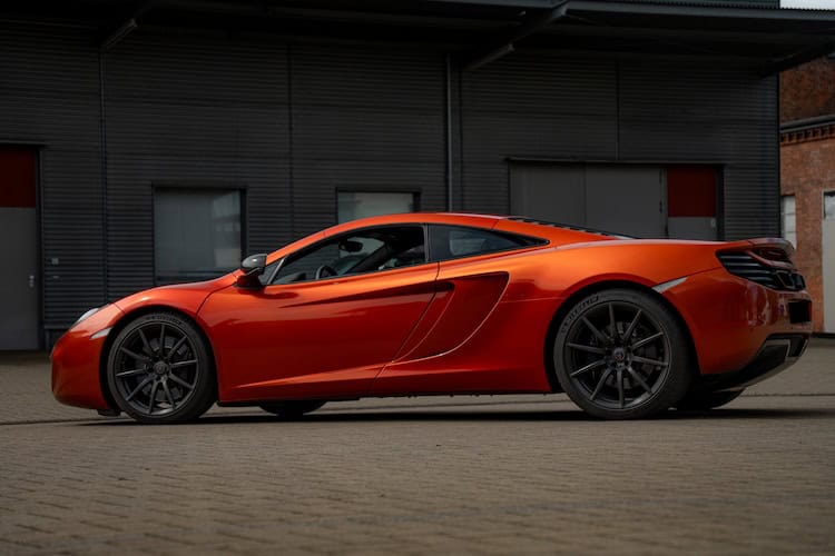 Seitenansicht vom McLaren MP4-12C in Magdeburg