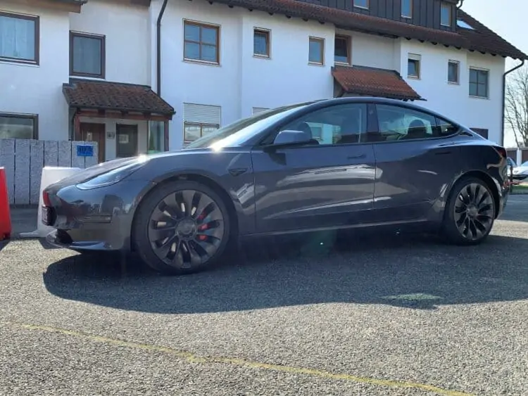 Tesla Model 3 Performance mieten in Stuttgart