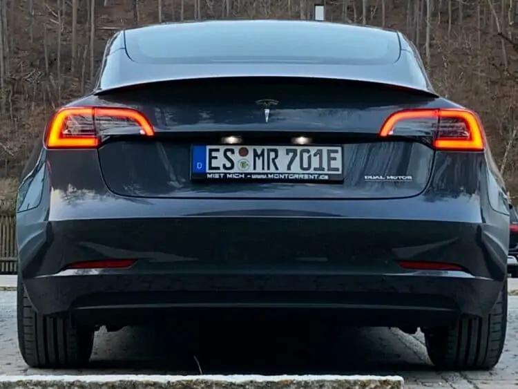 Tesla Model 3 Performance mieten in Stuttgart