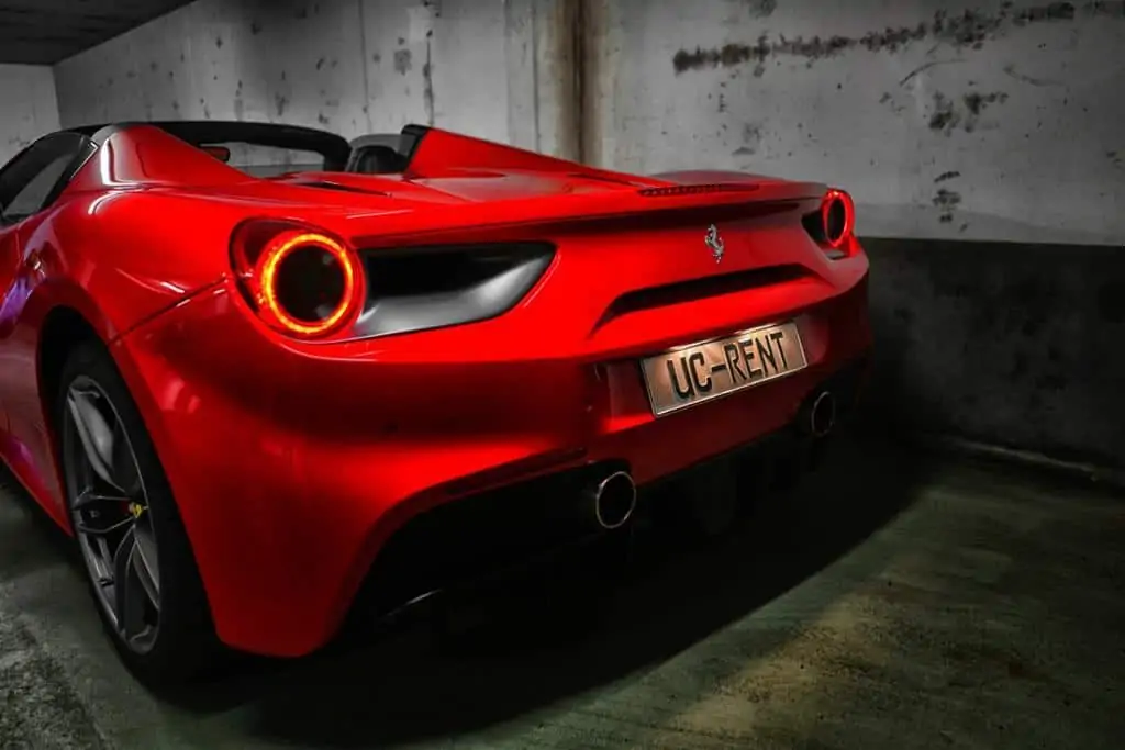 Ferrari 488 Heckansicht in Rot