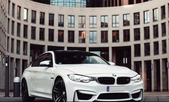 BMW M4 Competition mieten in Frankfurt