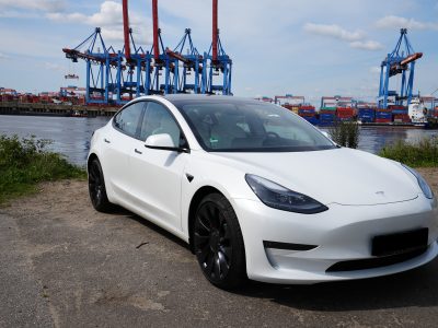Tesla Model 3 Performance mieten in Hamburg