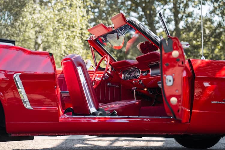 Seitenansicht vom Ford Mustang Oldtimer Cabrio in Duisburg