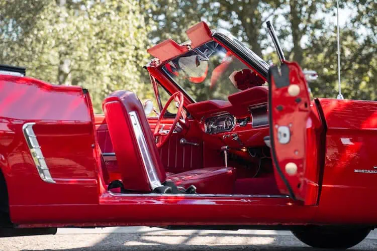 Seitenansicht vom Ford Mustang Oldtimer Cabrio in Duisburg