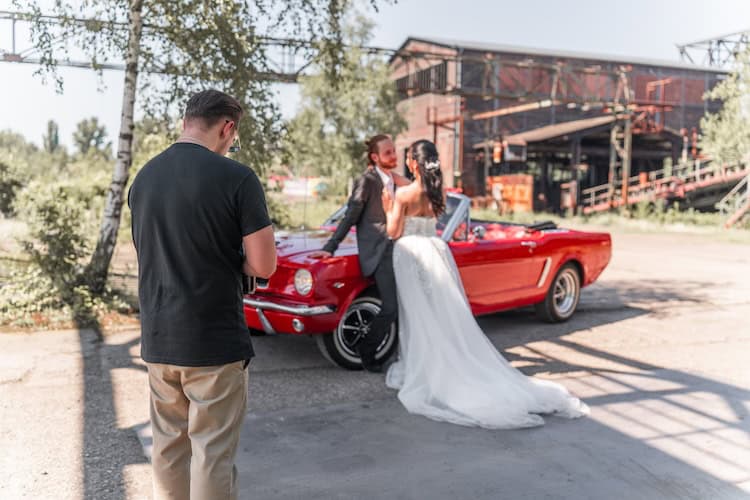 Hochzeitsbild vom Ford Mustang Oldtimer Cabrio in Duisburg