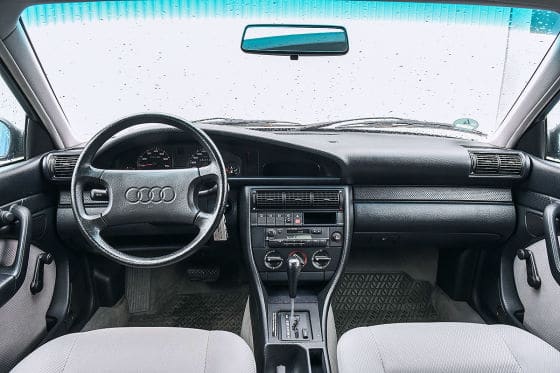 Audi 100 Innenraum mit klassischem Cockpit
