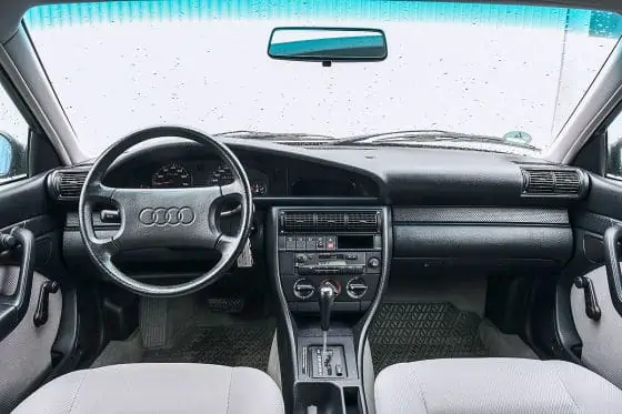 Audi 100 Innenraum mit klassischem Cockpit