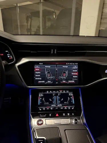 Mittelkonsole und Displays vom Audi RS7 in Berlin