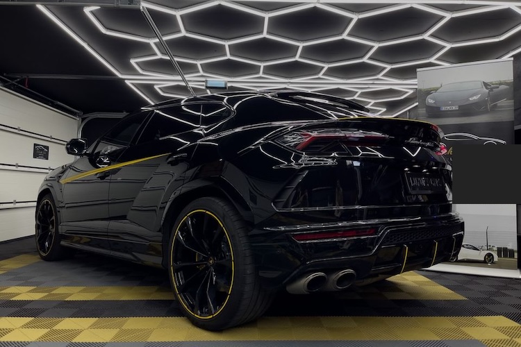 Seitenansicht vom Lamborghini Urus in Kassel
