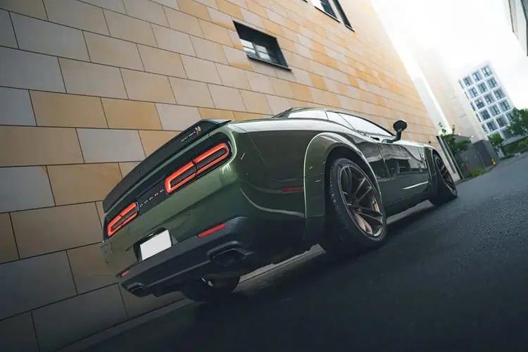 Dodge Challenger Shaker mit klassischer Haubenansicht