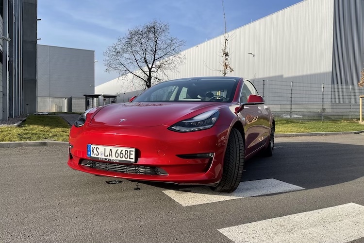 Tesla Model 3 Performance mieten in Kassel