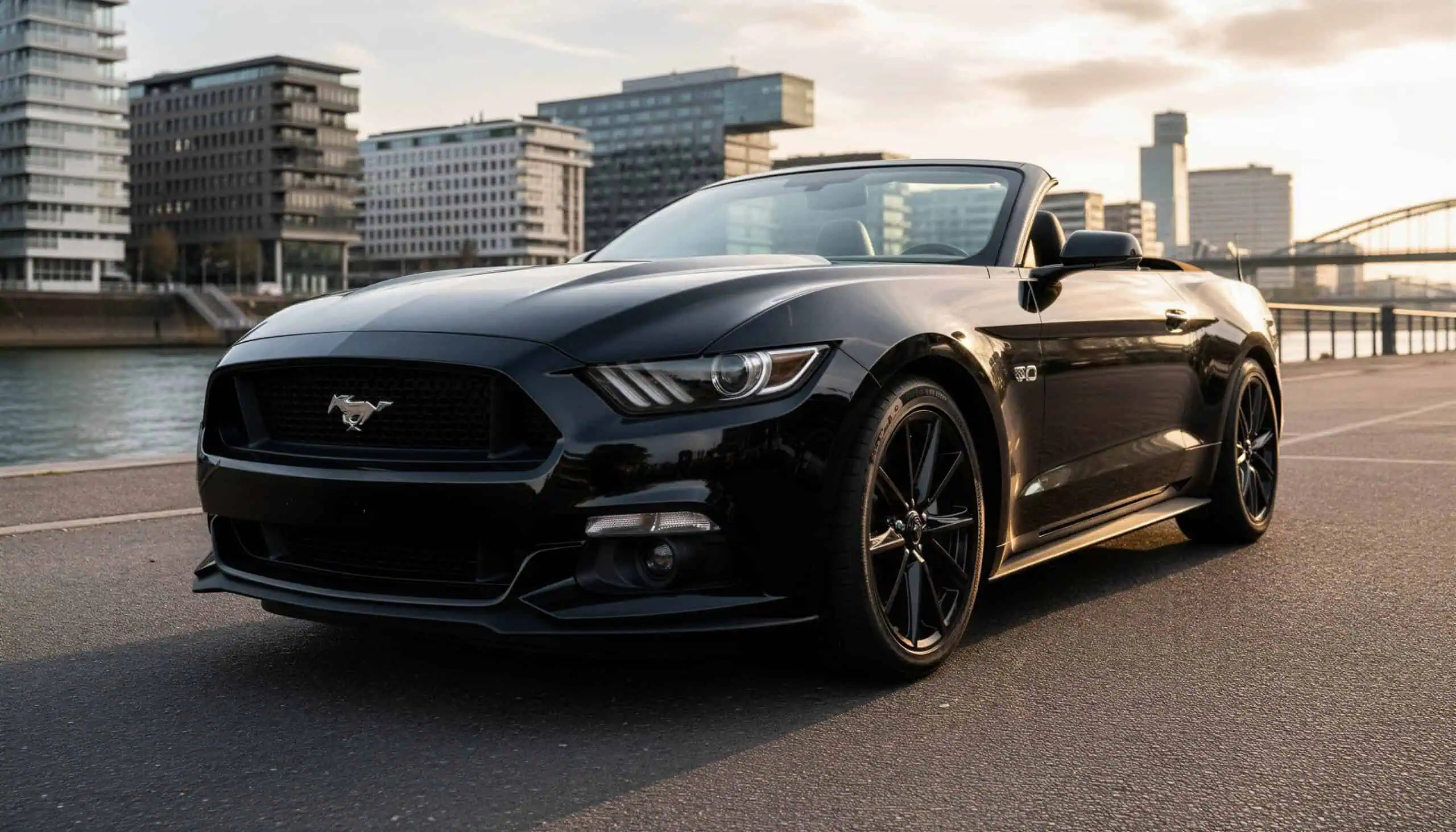 Ford Mustang GT Cabrio mieten in Köln hero