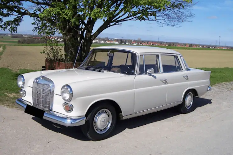 Mercedes-Benz 200 Heckflosse Oldtimer mieten in München
