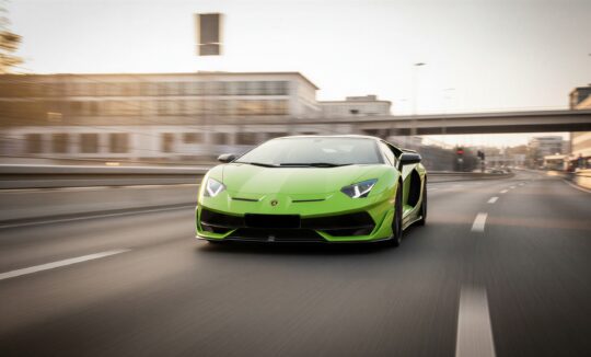 Lamborghini Aventador SVJ Roadster mieten in Berlin hero