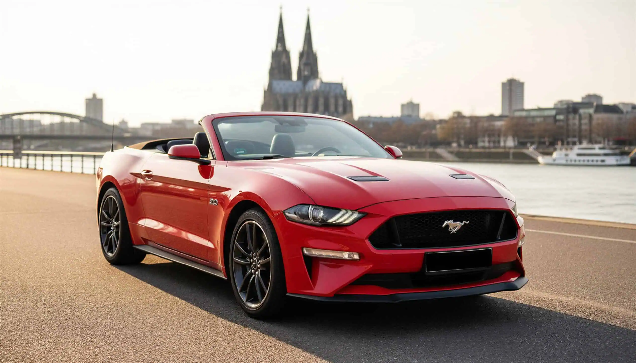 Ford Mustang GT Cabrio mieten in Köln hero