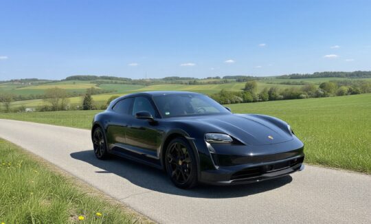 Porsche Taycan 4 Cross Turismo mieten bei München hero