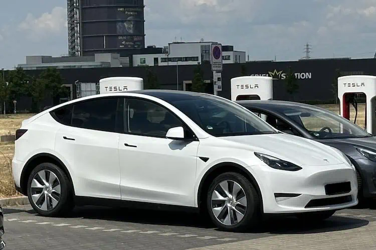 Tesla Model Y mieten in Köln