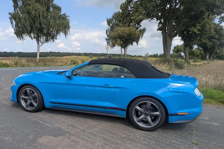 Seitenansicht vom Ford Mustang GT Premium Cabrio in Hannover
