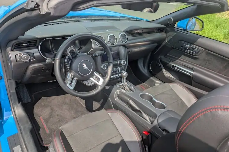 Innenraum vom Ford Mustang GT Premium Cabrio in Hannover