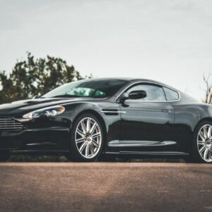 Aston Martin DBS schwarz mieten, Portrait schräg vorn. Sportwagen mieten