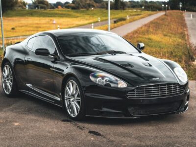 Aston Martin DBS schwarz mieten, Portrait schräg vorn. Sportwagen mieten