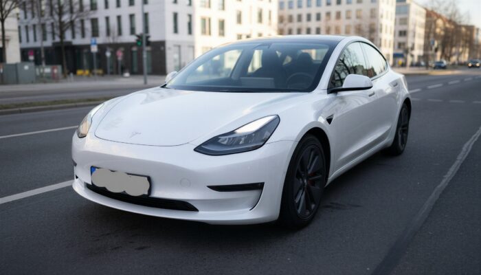 Tesla Model 3 mieten in Berlin hero