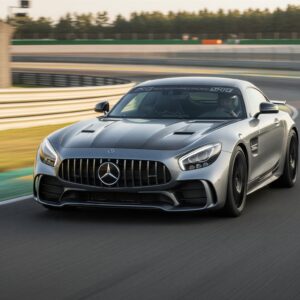 Mercedes AMG GTS auf der Rennstrecke hero