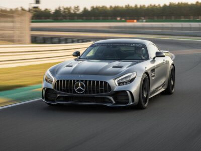 Mercedes AMG GTS auf der Rennstrecke hero