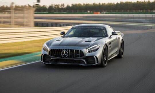 Mercedes AMG GTS auf der Rennstrecke hero