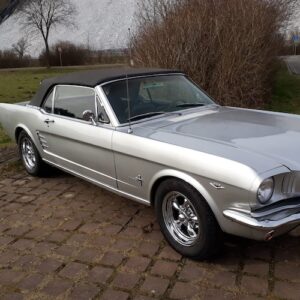 Frontansicht vom Ford Mustang Oldtimer Cabrio mieten in Hannover