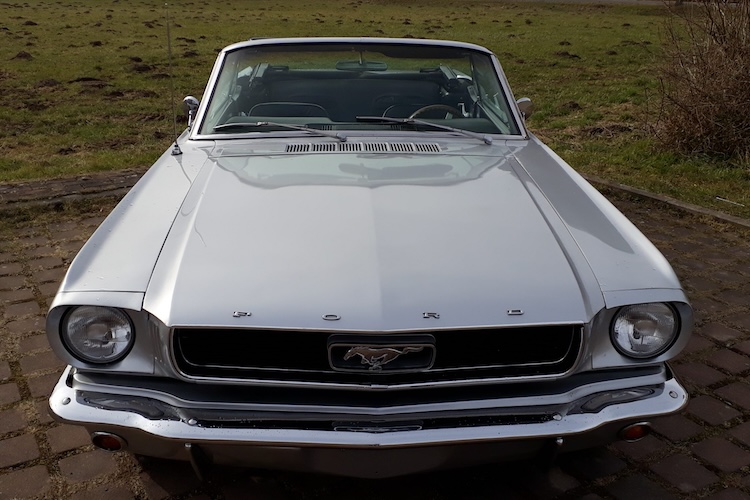 Frontansicht vom Ford Mustang Oldtimer Cabrio mieten in Hannover