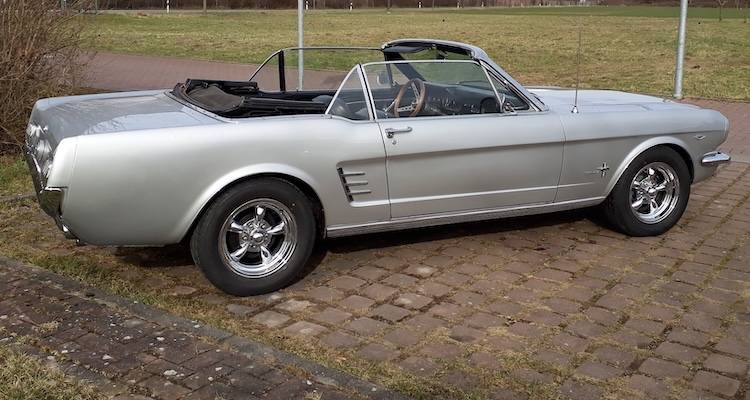 Seitenansicht vom Ford Mustang Oldtimer Cabrio mieten in Hannover